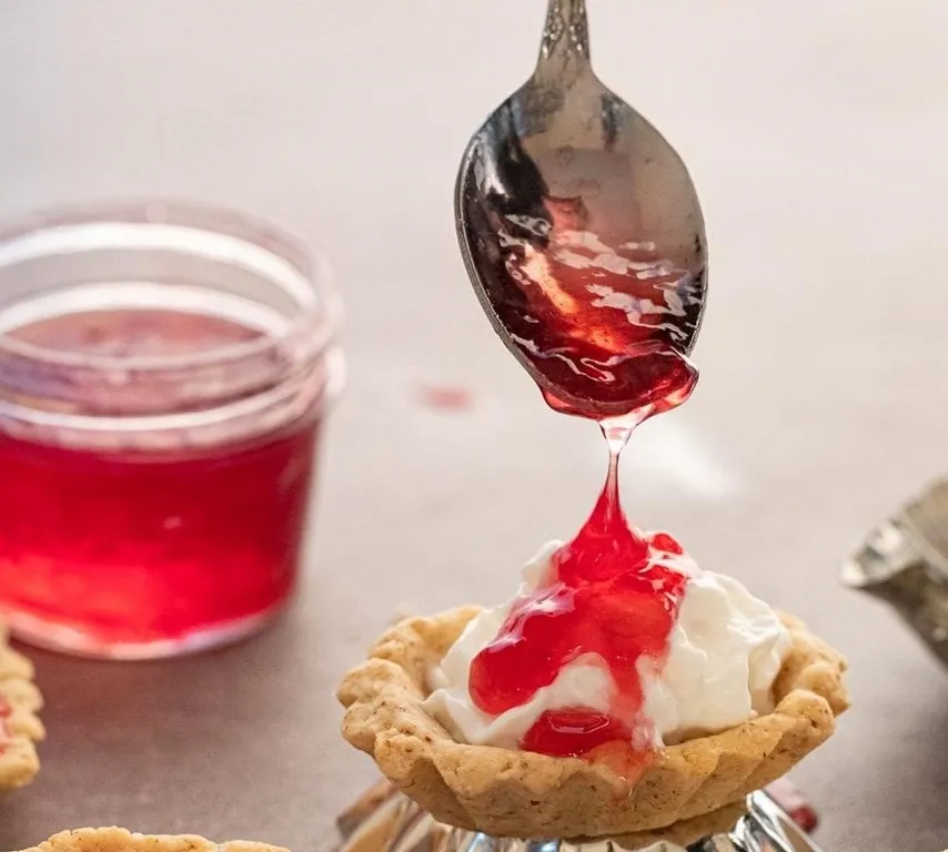 Mandelmusslor, 1. Kladdkaka, 2. Tujuh Jenis Kue, 3. Prinsesstårta, 4. Äggost, 5. Saffranspuddingar, 6. Mandelmusslor, 7. Semla, 8. Budapestbakelse, 9. Våfflor, 10. Kanelbullar