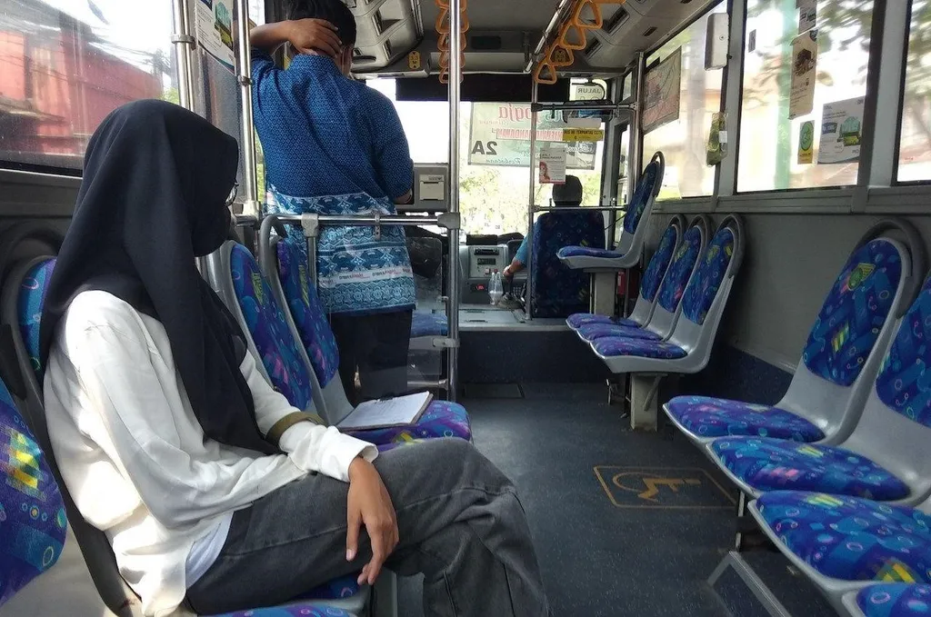 Manfaatkan Trans Jogja, 1. Pilih transportasi menuju Jogja , 2. Pilih tempat penginapan yang murah, 3. Pergi ke tempat wisata gratis atau murah , 4. Kunjungi tempat wisata dekat stasiun Yogyakarta , 5. Manfaatkan Trans Jogja, 6. Makan di warung dekat kampus , 7. Buat budget yang ingin dicapai , 8. Mengurangi pengeluaran yang tidak penting, 9. Jangan segan menawar di Malioboro, 10. Cari oleh-oleh kerajinan tangan 