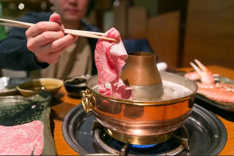 Masak daging dan seafood, Apa itu Shabu-Shabu?, Bahan Utama Shabu-shabu, Saus dan Bahan Umum yang Digunakan dalam Shabu-Shabu, Hal yang Kamu Harus Ketahui Tentang Etiket Makan Shabu-Shabu, Cara Makan Shabu-shabu, 1. Pilih kuah kaldu yang kamu sukai, 2. Didihkan kuah kaldu, 3. Jangan minum kuah kaldu, 4. Tambahkan sayuran, 5. Masak daging dan seafood, 6. Tambahkan dumpling jika disajikan, 7. Keluarkan daging dan sayuran