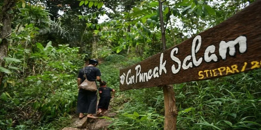 Menjaga Kesakralan Hutan, Namanya Diambil dari Nama Pohon, Masih Memegang Teguh Kepercayaan Leluhur, Beralih dari Beras ke Singkong, Dua Mata Air Sakral, Menjaga Kesakralan Hutan, Ketika Keluar Kampung Membawa Bekal Singkong