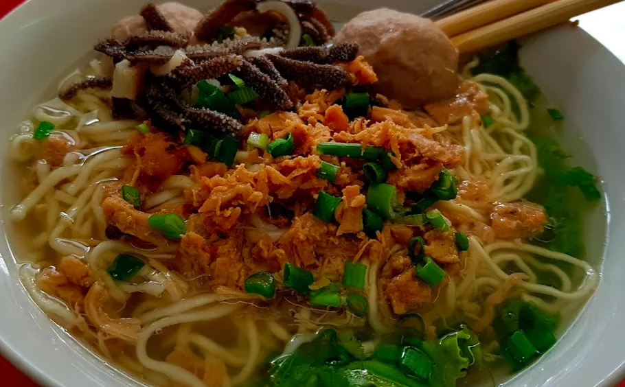 1. Bakso Soun &amp; Mie Lodaya, 2. Mie Ayam Baso Cipaganti, 3. Mie Baso Akung, 4. Mie Lezat, 5. Bakmi Apin, 6. Mie Encek, 7. Mie 123, 8. Mie Ayam Imami, 9. Mie Rica Kejaksaan, 10. Rumah Makan Linggar Jati