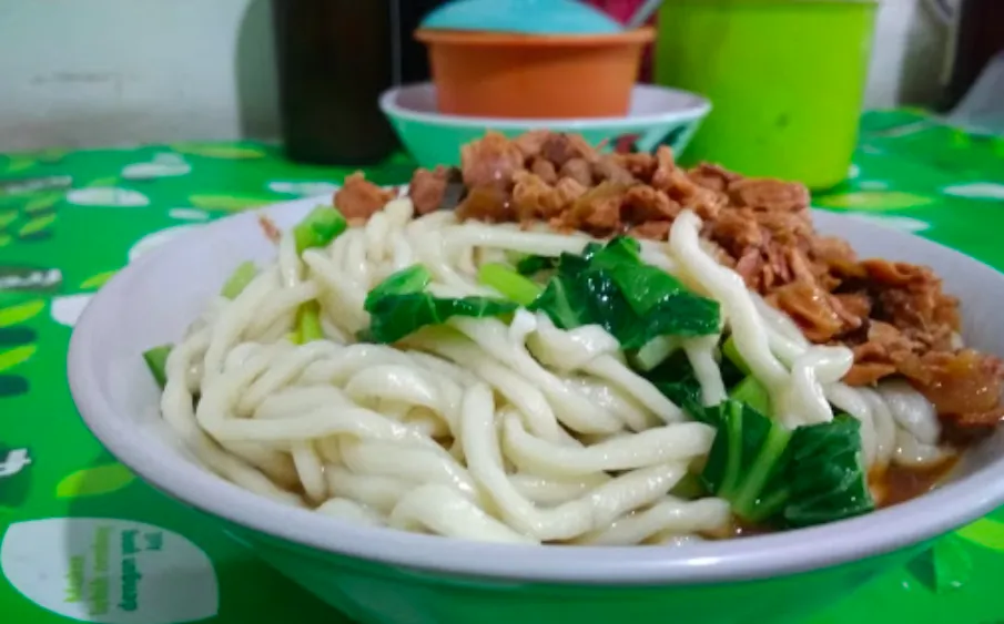 1. Bakso Soun &amp; Mie Lodaya, 2. Mie Ayam Baso Cipaganti, 3. Mie Baso Akung, 4. Mie Lezat, 5. Bakmi Apin, 6. Mie Encek, 7. Mie 123, 8. Mie Ayam Imami, 9. Mie Rica Kejaksaan, 10. Rumah Makan Linggar Jati