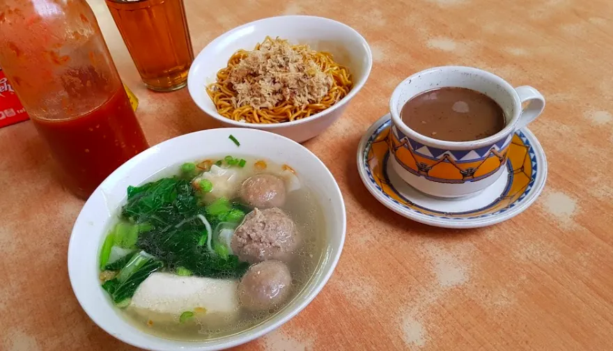 1. Bakso Soun &amp; Mie Lodaya, 2. Mie Ayam Baso Cipaganti, 3. Mie Baso Akung, 4. Mie Lezat, 5. Bakmi Apin, 6. Mie Encek, 7. Mie 123, 8. Mie Ayam Imami, 9. Mie Rica Kejaksaan, 10. Rumah Makan Linggar Jati