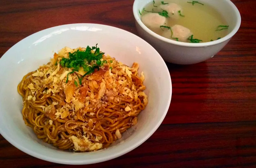 1. Bakso Soun &amp; Mie Lodaya, 2. Mie Ayam Baso Cipaganti, 3. Mie Baso Akung, 4. Mie Lezat, 5. Bakmi Apin, 6. Mie Encek, 7. Mie 123, 8. Mie Ayam Imami, 9. Mie Rica Kejaksaan, 10. Rumah Makan Linggar Jati