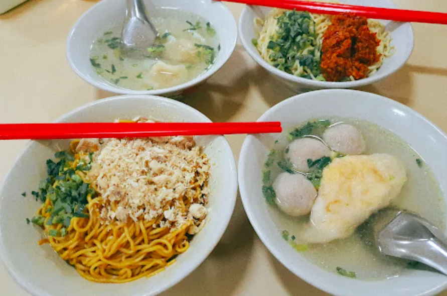 1. Bakso Soun &amp; Mie Lodaya, 2. Mie Ayam Baso Cipaganti, 3. Mie Baso Akung, 4. Mie Lezat, 5. Bakmi Apin, 6. Mie Encek, 7. Mie 123, 8. Mie Ayam Imami, 9. Mie Rica Kejaksaan, 10. Rumah Makan Linggar Jati