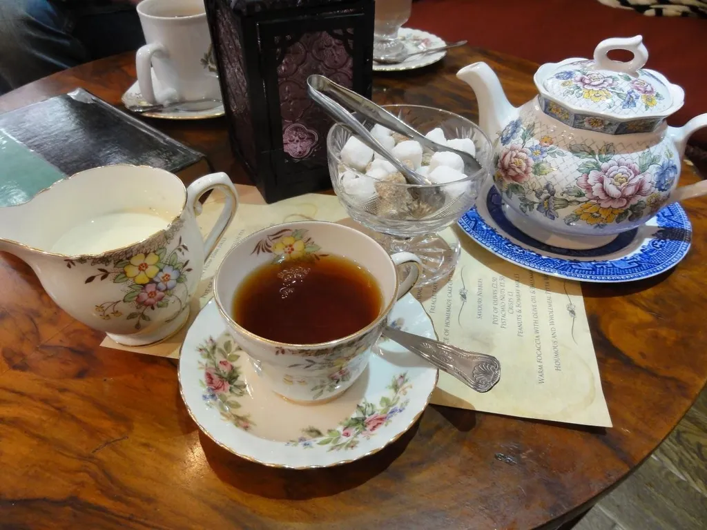 Minum teh di sore hari, 1. Berjalan cepat , 2. Tepat waktu , 3. Minum teh di sore hari, 4. Tertib mengantre, 5. Mematuhi peraturan , 6. Memberi tip, 7. Membawa hadiah saat berkunjung, 8. Tidak berbicara pada orang asing, 9. Memulai pembicaraan dengan sopan, 10. Membukakan pintu untuk orang lain
