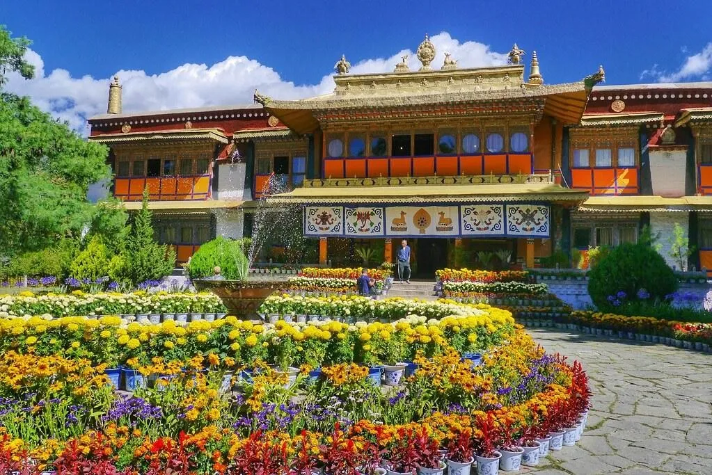 Norbulingka, 1. Istana Potala, 2. Yarlung Tsangpo Grand Canyon, 3. Norbulingka, 4. Lulang Forest, 5. Danau Namtso, 6. Gyantse Kumbum, 7. Danau Manasarovar, 8. Gunung Kailash, 9. Jalan Barkhor, 10. Vihara Tashilhunpo