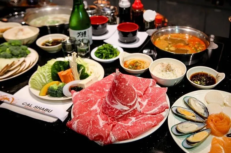 Apa itu Shabu-Shabu, Apa itu Shabu-Shabu?, Bahan Utama Shabu-shabu, Saus dan Bahan Umum yang Digunakan dalam Shabu-Shabu, Hal yang Kamu Harus Ketahui Tentang Etiket Makan Shabu-Shabu, Cara Makan Shabu-shabu, 1. Pilih kuah kaldu yang kamu sukai, 2. Didihkan kuah kaldu, 3. Jangan minum kuah kaldu, 4. Tambahkan sayuran, 5. Masak daging dan seafood, 6. Tambahkan dumpling jika disajikan, 7. Keluarkan daging dan sayuran