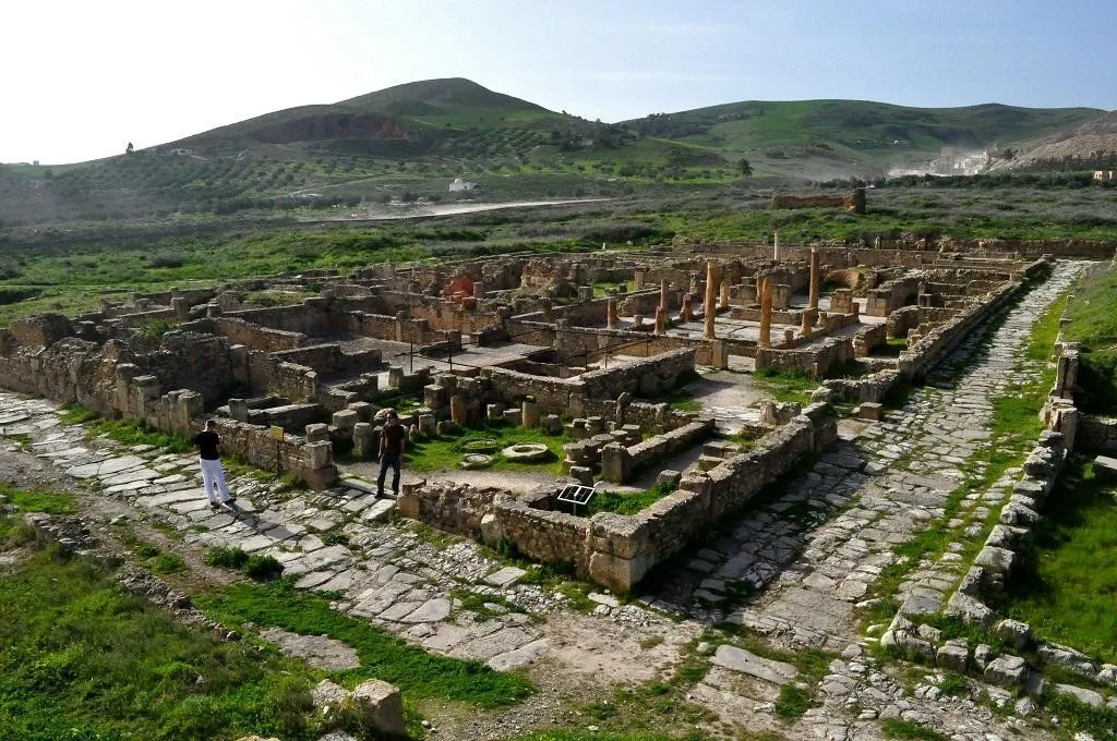 Bulla Regia, 1. Ampiteater El Jem, 2. Carthage, 3. Dougga, 4. Museum Bardo, 5. Sanctuary of Tophet, 6. Bulla Regia, 7. Situs Arkeologi Sbeitla, 8. Tempat Pemandian Antonine, 9. Kota Sidi Bou Said, 10. Medina of Tunis
