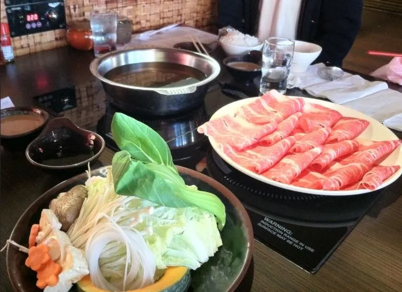 Bahan Utama Shabu-shabu, Apa itu Shabu-Shabu?, Bahan Utama Shabu-shabu, Saus dan Bahan Umum yang Digunakan dalam Shabu-Shabu, Hal yang Kamu Harus Ketahui Tentang Etiket Makan Shabu-Shabu, Cara Makan Shabu-shabu, 1. Pilih kuah kaldu yang kamu sukai, 2. Didihkan kuah kaldu, 3. Jangan minum kuah kaldu, 4. Tambahkan sayuran, 5. Masak daging dan seafood, 6. Tambahkan dumpling jika disajikan, 7. Keluarkan daging dan sayuran