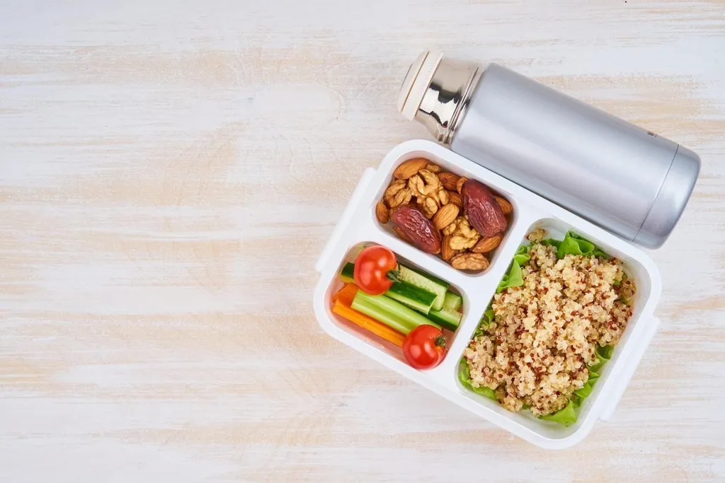 Bawa Bekal dari Rumah, 1. Riset Transportasi dan Akomodasi, 2. Bawa Perlengkapan Sesuai Kebutuhan, 3. Pilih Hari yang Tepat untuk Berkunjung, 4. Bawa Bekal dari Rumah, 5. Perbanyak Jalan Kaki, 6. Pakai Sepatu Gunung Alih-Alih Sneaker, 7. Gunakan Kacamata dan Masker , 8. Aplikasikan Tabir Surya dan Pelembap