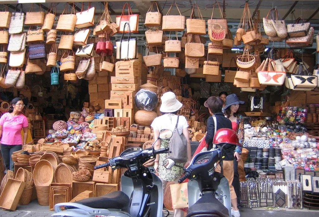 Beli Oleh-Oleh Khas di Pasar Tradisional, 1. Pilih Waktu Liburan Terbaik, 2. Hindari Musim Liburan, 3. Manfaatkan Promo Tiket Transportasi, 4. Gerak Cepat Memilih Penginapan, 5. Sewa Kendaraan, 6. Pilih Menu Makan Paketan atau Warung Makan Kaki Lima, 7. Tentukan Titik-Titik Objek Wisata, 8. Beli Oleh-Oleh Khas di Pasar Tradisional, 9. Cari Informasi Aktivitas Wisata Gratis, 10. Pelajari Budaya dan Kebiasaan Masyarakat Bali