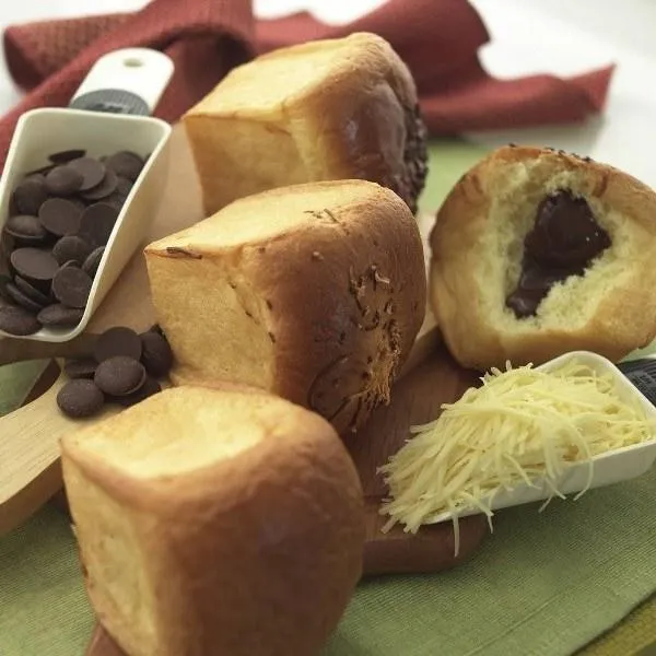 Bloeder, 1. Soes Cocktail, 2. Onde-Onde, 3. Lupis, 4. Bloeder, 5. Sosis Brood Sapi, 6. Roll Tart, 7. Kue Soes Kering, 8. Roti Srikaya Pandan, 9. Tahu Campur, 10. Paket Tampah