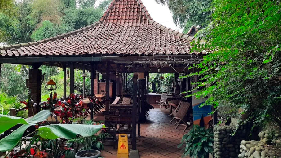 1. Warung Taru, 2. Sam's Strawberry Corner, 3. Dendeng Batokok Dago, 4. Warung Laos, 5. Boemi Joglo, 6. Skyline Best View Resto, 7. Kedai Timbel Dago, 8. Warung Lela, 9. Warung Salse, 10. Vitamin Sea Cafe
