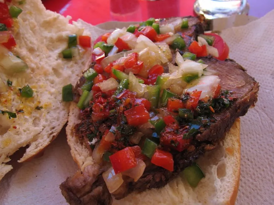 Bondiola, 1. Sandwich de Miga, 2. Sandwich de Milanesa, 3. Garrapinada, 4. Lomito, 5. Pancho, 6. Matambre a la Pizza, 7. Choripan, 8. Fugazzeta, 9. Bondiola, 10. Empanadas Tucumanas