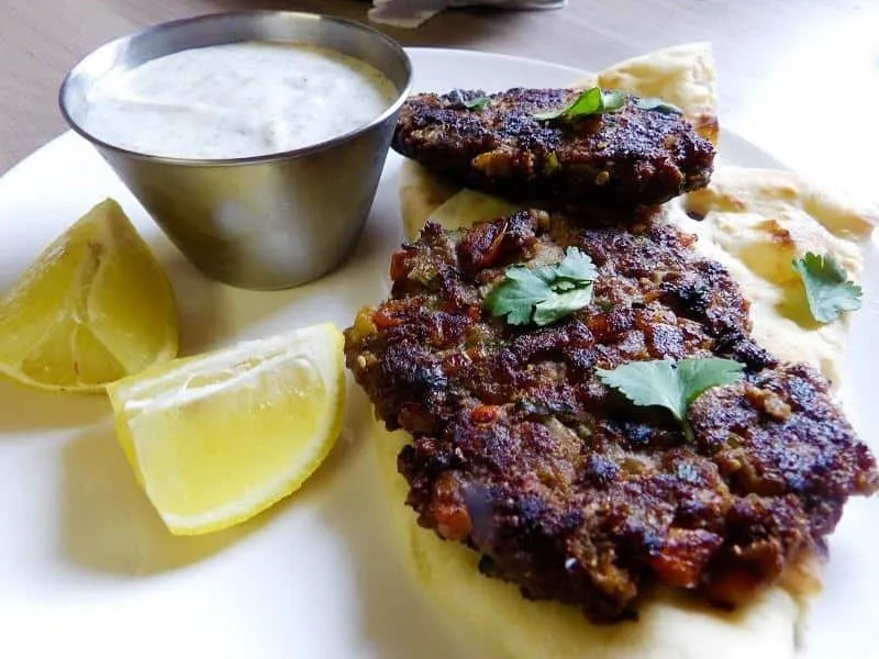Chapli Kabab_, 1. Sarma, Turki, 2. Tsukune, Jepang, 3. Wanjajeon, Korea Selatan, 4. Dawood Basha, Suriah, 5. Kibbeh Nayeh, Lebanon, 6. Bola-Bola, Filipina, 7. Bo La Lot, Vietnam, 8. Chapli Kabab, Pakistan, 9. Shīzitóu, Cina, 10. Sate Lilit, Bali - Indonesia