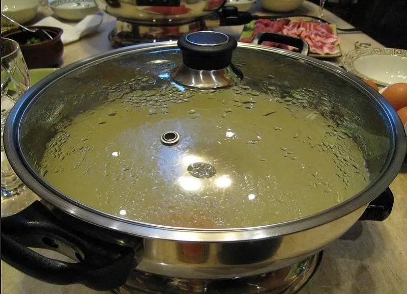 Didihkan kuah kaldu, Apa itu Shabu-Shabu?, Bahan Utama Shabu-shabu, Saus dan Bahan Umum yang Digunakan dalam Shabu-Shabu, Hal yang Kamu Harus Ketahui Tentang Etiket Makan Shabu-Shabu, Cara Makan Shabu-shabu, 1. Pilih kuah kaldu yang kamu sukai, 2. Didihkan kuah kaldu, 3. Jangan minum kuah kaldu, 4. Tambahkan sayuran, 5. Masak daging dan seafood, 6. Tambahkan dumpling jika disajikan, 7. Keluarkan daging dan sayuran