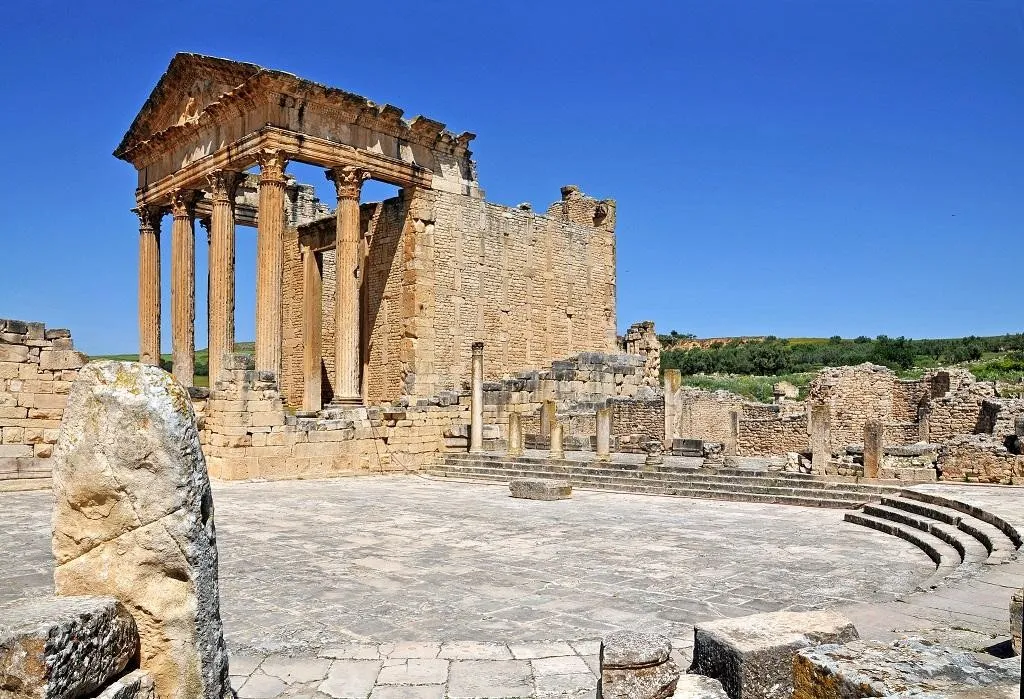 Dougga, 1. Ampiteater El Jem, 2. Carthage, 3. Dougga, 4. Museum Bardo, 5. Sanctuary of Tophet, 6. Bulla Regia, 7. Situs Arkeologi Sbeitla, 8. Tempat Pemandian Antonine, 9. Kota Sidi Bou Said, 10. Medina of Tunis