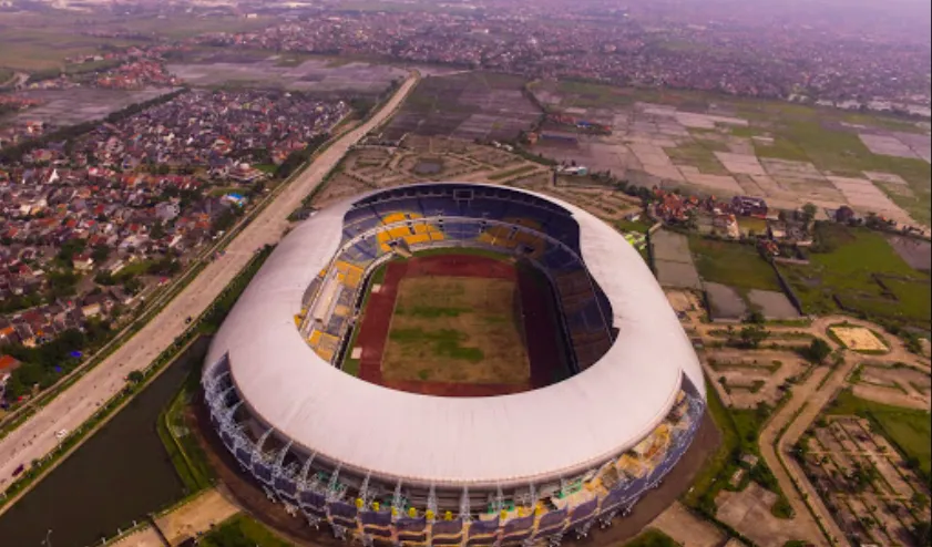 1. Lapangan Gasibu, 2. GOR Saparua, 3. Saraga (Sarana Olahraga Ganesha), 4. GOR Pajajaran, 5. Stadion UPI (Universitas Pendidikan Indonesia), 6. Kiara Artha Park, 7. Lapangan Tegalega, 8. Kawasan Kota Baru Parahyangan, 9. Stadion GBLA (Gelora Bandung Lautan Api), 10. Stadion Siliwangi, 11. Stadion Si Jalak Harupat