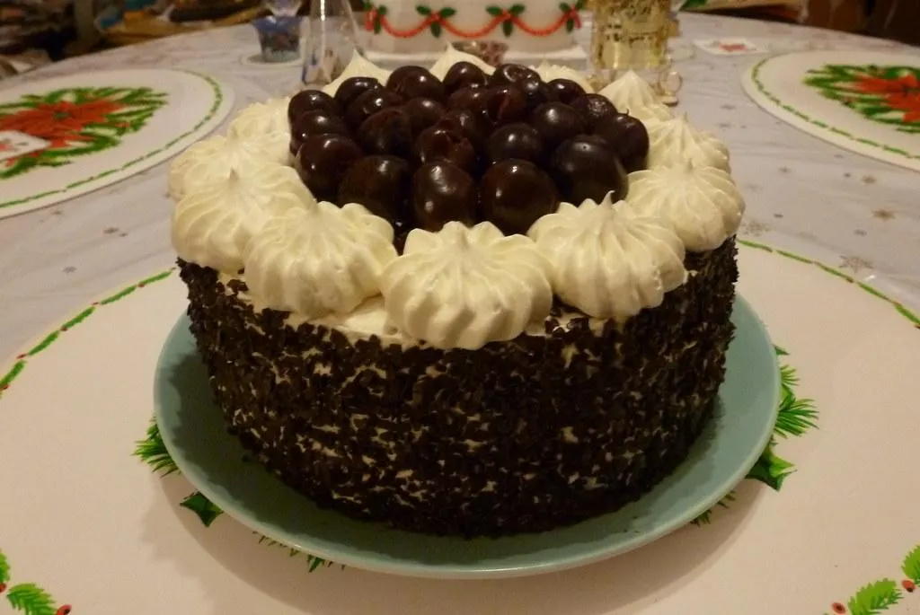 Gâteau Black Forest, 1. Baumkuchen, 2. Gâteau Black Forest, 3. Rote Grütze, 4. Schnecken, 5. Stollen, 6. Käsekuchen, 7. Bethmnnchen, 8. Bienenstich, 9. Spaghettie, 10. Prinzregententorte