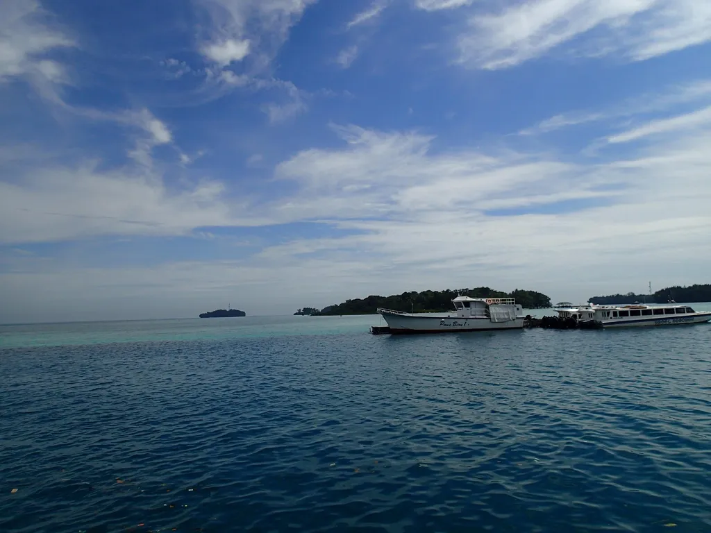 Glass Bottom Boat, Spot Menarik di Pulau Putri, Harga Tiket dan Jam Operasional, Fasilitas, Alamat dan Akses Transportasi ke Pulau Putri, Tempat Menginap di Pulau Putri