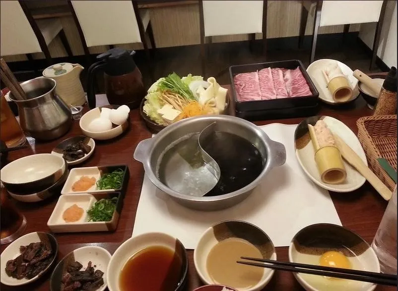 Hal yang Kamu Harus Ketahui Tentang Etiket Makan Shabu-Shabu, Apa itu Shabu-Shabu?, Bahan Utama Shabu-shabu, Saus dan Bahan Umum yang Digunakan dalam Shabu-Shabu, Hal yang Kamu Harus Ketahui Tentang Etiket Makan Shabu-Shabu, Cara Makan Shabu-shabu, 1. Pilih kuah kaldu yang kamu sukai, 2. Didihkan kuah kaldu, 3. Jangan minum kuah kaldu, 4. Tambahkan sayuran, 5. Masak daging dan seafood, 6. Tambahkan dumpling jika disajikan, 7. Keluarkan daging dan sayuran