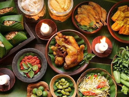 Hindari Membeli Makanan di Tempat Wisata, 1. Tentukan Destinasi Wisata, 2. Pilih Transportasi, 3. Pilih Penginapan yang Dekat dengan Destinasi Wisata, 4. Bawa Perlengkapan P3K Mini   , 5. Cari Partner Liburan, 6. Ikut Komunitas Jalan-Jalan, 7. Bekali Diri dengan Informasi Lalu Lintas, 8. Perhatikan Barang Bawaanmu, 9. Hindari Membeli Makanan di Tempat Wisata, 10. Jangan Beli Oleh-Oleh Berlebihan