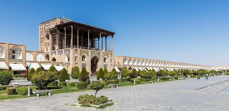 Istana Aliqapoo, 1. Istana Golestan, 2. Istana Niavaran, 3. Istana Sahebqaraniyeh, 4. Istana Hasht Behesht, 5. Istana Chehel Sotun, 6. Istana Ardeshir, 7. Istana Aliqapoo, 8. Istana Masoudieh, 9. Istana Saadabad, 10. Istana Gavam dan Taman Narenjestan