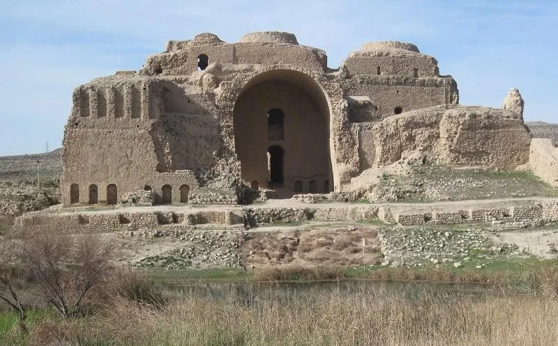 Istana Ardeshir, 1. Istana Golestan, 2. Istana Niavaran, 3. Istana Sahebqaraniyeh, 4. Istana Hasht Behesht, 5. Istana Chehel Sotun, 6. Istana Ardeshir, 7. Istana Aliqapoo, 8. Istana Masoudieh, 9. Istana Saadabad, 10. Istana Gavam dan Taman Narenjestan