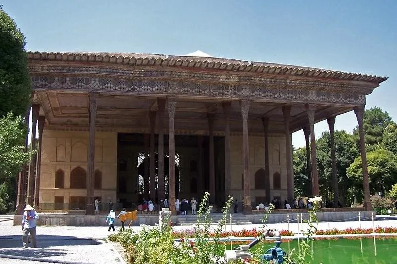Istana Chehel Sotun, 1. Istana Golestan, 2. Istana Niavaran, 3. Istana Sahebqaraniyeh, 4. Istana Hasht Behesht, 5. Istana Chehel Sotun, 6. Istana Ardeshir, 7. Istana Aliqapoo, 8. Istana Masoudieh, 9. Istana Saadabad, 10. Istana Gavam dan Taman Narenjestan
