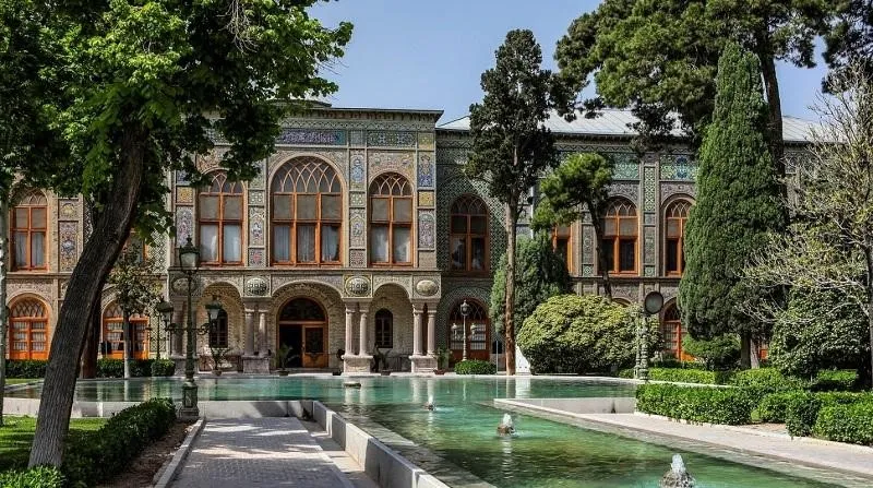 Istana Golestan, 1. Istana Golestan, 2. Istana Niavaran, 3. Istana Sahebqaraniyeh, 4. Istana Hasht Behesht, 5. Istana Chehel Sotun, 6. Istana Ardeshir, 7. Istana Aliqapoo, 8. Istana Masoudieh, 9. Istana Saadabad, 10. Istana Gavam dan Taman Narenjestan