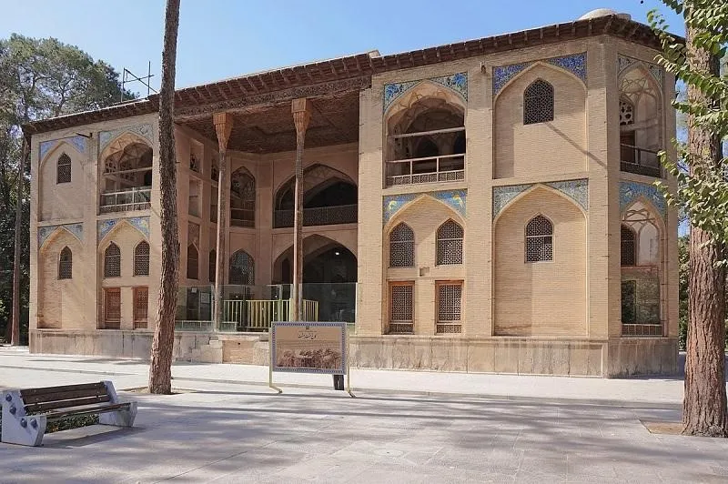 Istana Hasht Behesht, 1. Istana Golestan, 2. Istana Niavaran, 3. Istana Sahebqaraniyeh, 4. Istana Hasht Behesht, 5. Istana Chehel Sotun, 6. Istana Ardeshir, 7. Istana Aliqapoo, 8. Istana Masoudieh, 9. Istana Saadabad, 10. Istana Gavam dan Taman Narenjestan