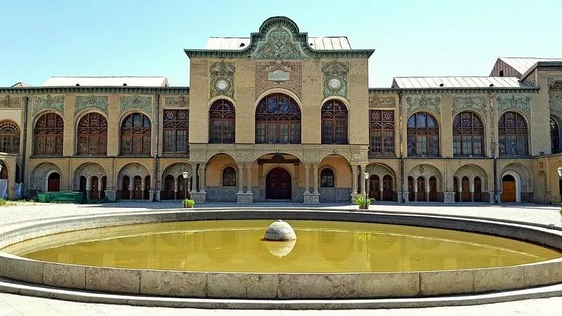 Istana Masoudieh, 1. Istana Golestan, 2. Istana Niavaran, 3. Istana Sahebqaraniyeh, 4. Istana Hasht Behesht, 5. Istana Chehel Sotun, 6. Istana Ardeshir, 7. Istana Aliqapoo, 8. Istana Masoudieh, 9. Istana Saadabad, 10. Istana Gavam dan Taman Narenjestan