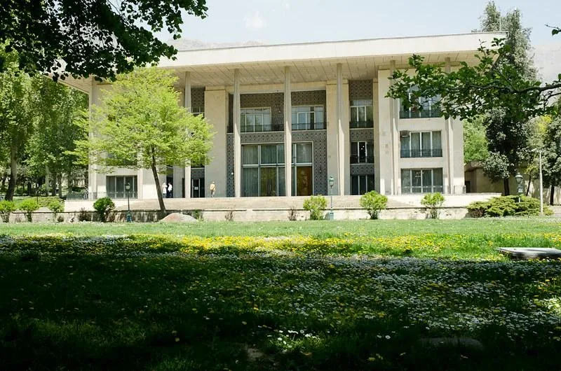 Istana Niavaran, 1. Istana Golestan, 2. Istana Niavaran, 3. Istana Sahebqaraniyeh, 4. Istana Hasht Behesht, 5. Istana Chehel Sotun, 6. Istana Ardeshir, 7. Istana Aliqapoo, 8. Istana Masoudieh, 9. Istana Saadabad, 10. Istana Gavam dan Taman Narenjestan