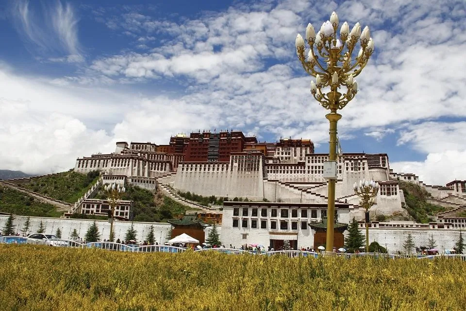 Istana Potala, 1. Istana Potala, 2. Yarlung Tsangpo Grand Canyon, 3. Norbulingka, 4. Lulang Forest, 5. Danau Namtso, 6. Gyantse Kumbum, 7. Danau Manasarovar, 8. Gunung Kailash, 9. Jalan Barkhor, 10. Vihara Tashilhunpo