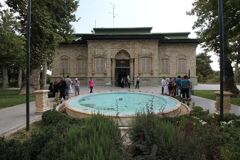 Istana Saadabad, 1. Istana Golestan, 2. Istana Niavaran, 3. Istana Sahebqaraniyeh, 4. Istana Hasht Behesht, 5. Istana Chehel Sotun, 6. Istana Ardeshir, 7. Istana Aliqapoo, 8. Istana Masoudieh, 9. Istana Saadabad, 10. Istana Gavam dan Taman Narenjestan