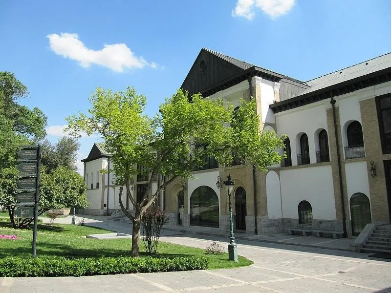 Istana Sahebqaraniyeh, 1. Istana Golestan, 2. Istana Niavaran, 3. Istana Sahebqaraniyeh, 4. Istana Hasht Behesht, 5. Istana Chehel Sotun, 6. Istana Ardeshir, 7. Istana Aliqapoo, 8. Istana Masoudieh, 9. Istana Saadabad, 10. Istana Gavam dan Taman Narenjestan