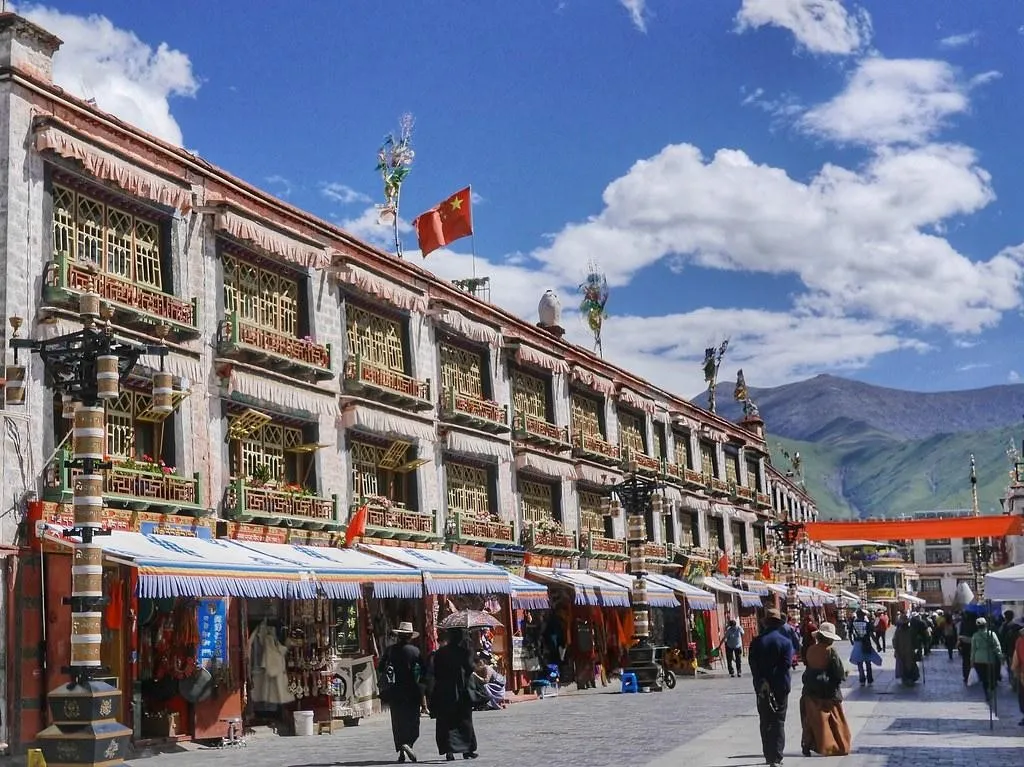 Jalan Barkhor, 1. Istana Potala, 2. Yarlung Tsangpo Grand Canyon, 3. Norbulingka, 4. Lulang Forest, 5. Danau Namtso, 6. Gyantse Kumbum, 7. Danau Manasarovar, 8. Gunung Kailash, 9. Jalan Barkhor, 10. Vihara Tashilhunpo