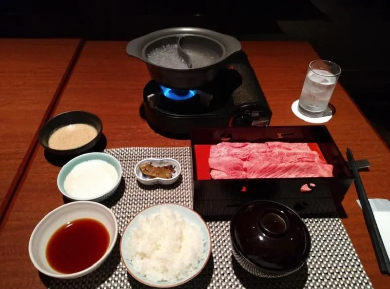 Jangan minum kuah kaldu, Apa itu Shabu-Shabu?, Bahan Utama Shabu-shabu, Saus dan Bahan Umum yang Digunakan dalam Shabu-Shabu, Hal yang Kamu Harus Ketahui Tentang Etiket Makan Shabu-Shabu, Cara Makan Shabu-shabu, 1. Pilih kuah kaldu yang kamu sukai, 2. Didihkan kuah kaldu, 3. Jangan minum kuah kaldu, 4. Tambahkan sayuran, 5. Masak daging dan seafood, 6. Tambahkan dumpling jika disajikan, 7. Keluarkan daging dan sayuran