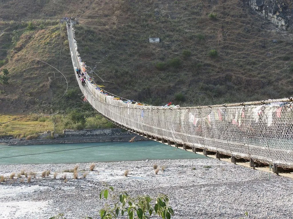 Jembatan Gantung Punakha, 1. Biara Taktsang, 2. Museum Pos Bhutan, 3. Museum Nasional Bhutan, 4. Lembah Haa, 5. Lhuentse, 6. Jembatan Gantung Punakha, 7. Chele La Pass, 8. Gunung Jomolhari, 9. Tashichho Dzong, 10. Taman Nasional Jigme Dorji
