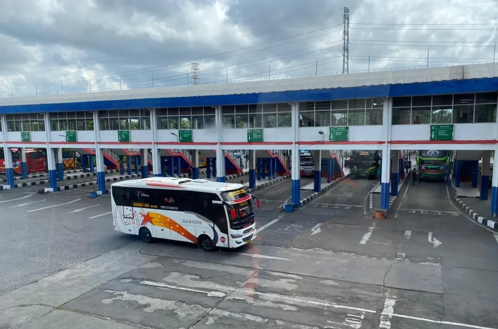 Jika Ingin Lebih Hemat, Gunakan Jalur Darat, 1. Tentukan Lama Waktu Berlibur, 2. Tentukan Waktu Terbaik Kunjungan , 3. Manfaatkan Promo Tiket Pesawat   , 4. Jika Ingin Lebih Hemat, Gunakan Jalur Darat, 5. Biar Lebih Seru, Cari Partner Liburan , 6. Pilah-Pilih Hotel, 7. Buat Rencana Perjalanan, 8. Sewa Kapal dari Pemiliknya Langsung, 9. Bawa Perlengkapan yang Dibutuhkan, 10. Bawa Lotion Anti Nyamuk, Obat Anti Malaria dan Tabir Surya