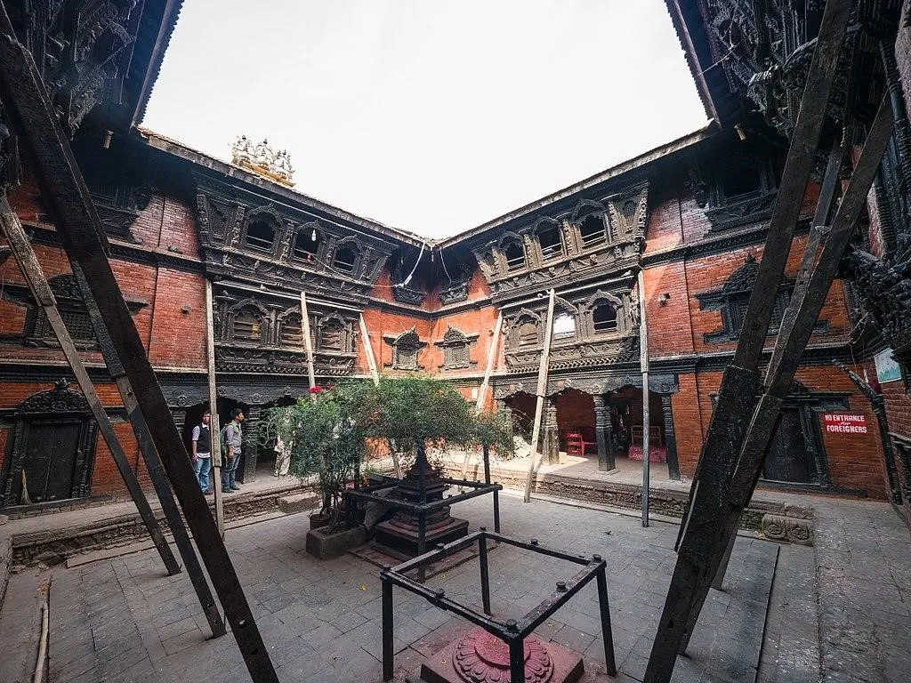 Kumari Ghar, 1. Kuil Pashupati Nath, 2. Danau Phewa, 3. Museum Patan, 4. Bhaktapur Durbar Square, 5. Taman Nasional Chitwan, 6. Lumbini, 7. Kumari Ghar, 8. Nagarkot, 9. Lembah Pokhara, 10. Stupa Boudhanath