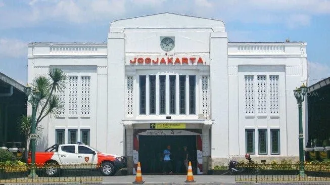 Kunjungi tempat wisata dekat stasiun Yogyakarta , 1. Pilih transportasi menuju Jogja , 2. Pilih tempat penginapan yang murah, 3. Pergi ke tempat wisata gratis atau murah , 4. Kunjungi tempat wisata dekat stasiun Yogyakarta , 5. Manfaatkan Trans Jogja, 6. Makan di warung dekat kampus , 7. Buat budget yang ingin dicapai , 8. Mengurangi pengeluaran yang tidak penting, 9. Jangan segan menawar di Malioboro, 10. Cari oleh-oleh kerajinan tangan 