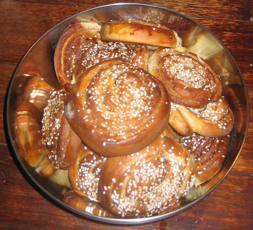 Kanelbullar, 1. Kladdkaka, 2. Tujuh Jenis Kue, 3. Prinsesstårta, 4. Äggost, 5. Saffranspuddingar, 6. Mandelmusslor, 7. Semla, 8. Budapestbakelse, 9. Våfflor, 10. Kanelbullar