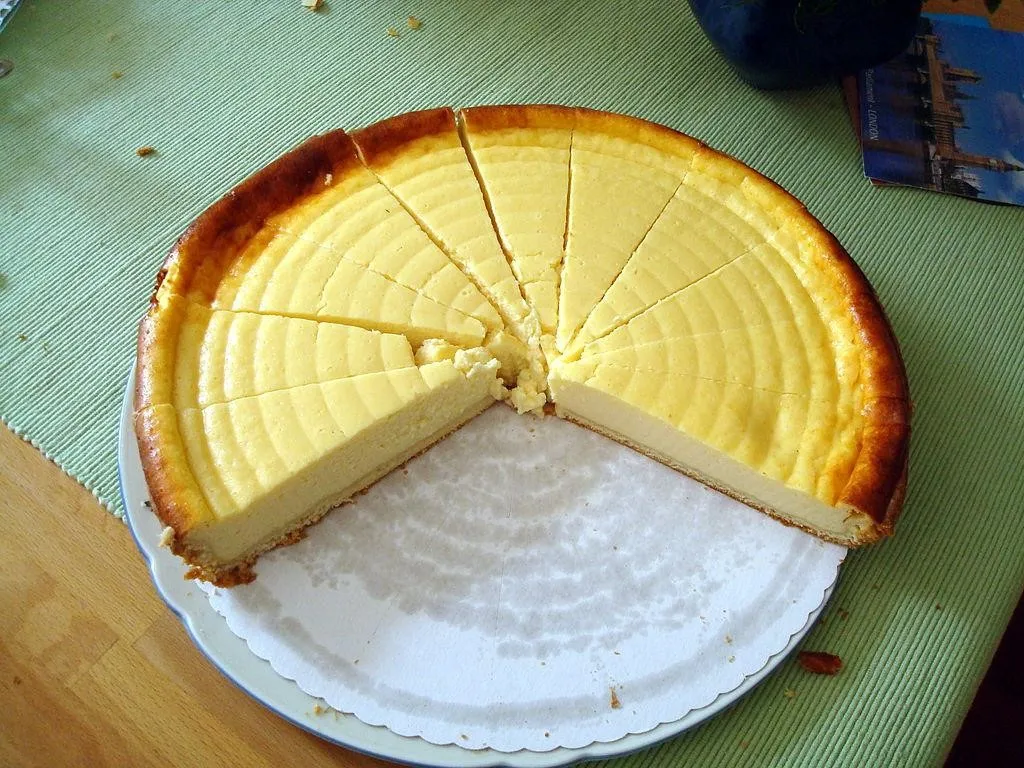Käsekuchen, 1. Baumkuchen, 2. Gâteau Black Forest, 3. Rote Grütze, 4. Schnecken, 5. Stollen, 6. Käsekuchen, 7. Bethmnnchen, 8. Bienenstich, 9. Spaghettie, 10. Prinzregententorte