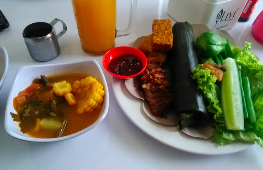 1. Warung Taru, 2. Sam's Strawberry Corner, 3. Dendeng Batokok Dago, 4. Warung Laos, 5. Boemi Joglo, 6. Skyline Best View Resto, 7. Kedai Timbel Dago, 8. Warung Lela, 9. Warung Salse, 10. Vitamin Sea Cafe