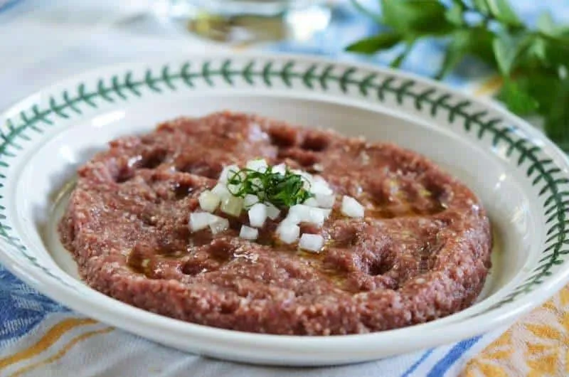 Kibbeh Nayeh_, 1. Sarma, Turki, 2. Tsukune, Jepang, 3. Wanjajeon, Korea Selatan, 4. Dawood Basha, Suriah, 5. Kibbeh Nayeh, Lebanon, 6. Bola-Bola, Filipina, 7. Bo La Lot, Vietnam, 8. Chapli Kabab, Pakistan, 9. Shīzitóu, Cina, 10. Sate Lilit, Bali - Indonesia