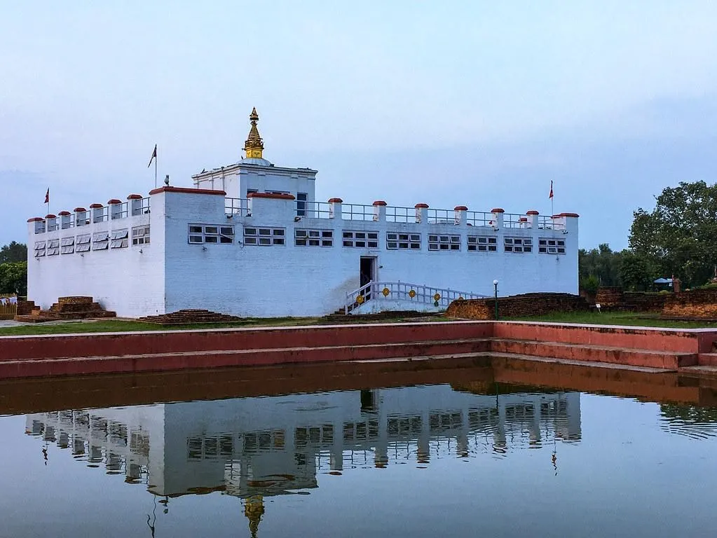 Lumbini, 1. Kuil Pashupati Nath, 2. Danau Phewa, 3. Museum Patan, 4. Bhaktapur Durbar Square, 5. Taman Nasional Chitwan, 6. Lumbini, 7. Kumari Ghar, 8. Nagarkot, 9. Lembah Pokhara, 10. Stupa Boudhanath