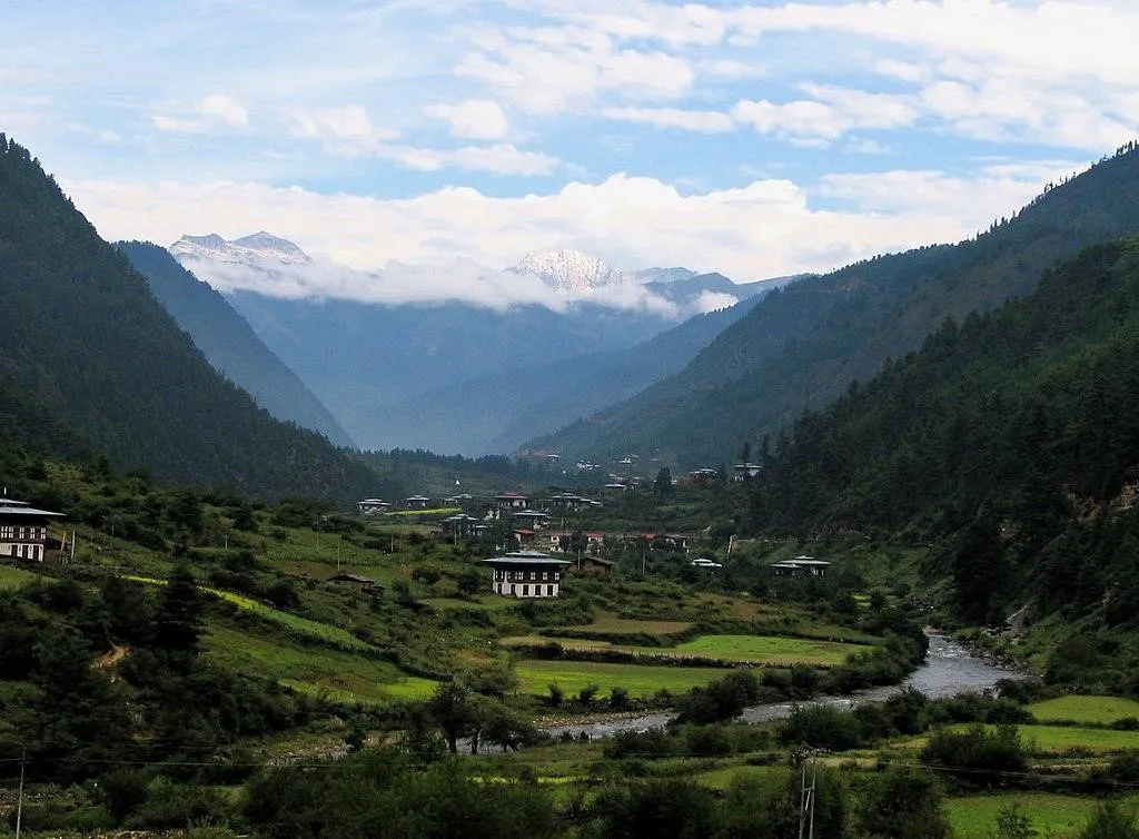 Lembah Haa, 1. Biara Taktsang, 2. Museum Pos Bhutan, 3. Museum Nasional Bhutan, 4. Lembah Haa, 5. Lhuentse, 6. Jembatan Gantung Punakha, 7. Chele La Pass, 8. Gunung Jomolhari, 9. Tashichho Dzong, 10. Taman Nasional Jigme Dorji