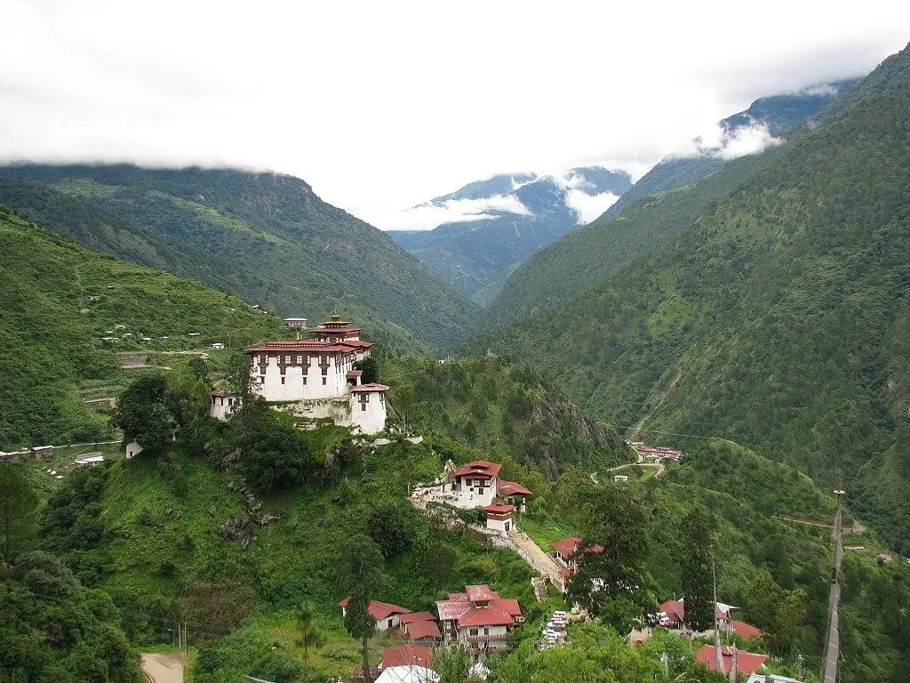 Lhuentse, 1. Biara Taktsang, 2. Museum Pos Bhutan, 3. Museum Nasional Bhutan, 4. Lembah Haa, 5. Lhuentse, 6. Jembatan Gantung Punakha, 7. Chele La Pass, 8. Gunung Jomolhari, 9. Tashichho Dzong, 10. Taman Nasional Jigme Dorji